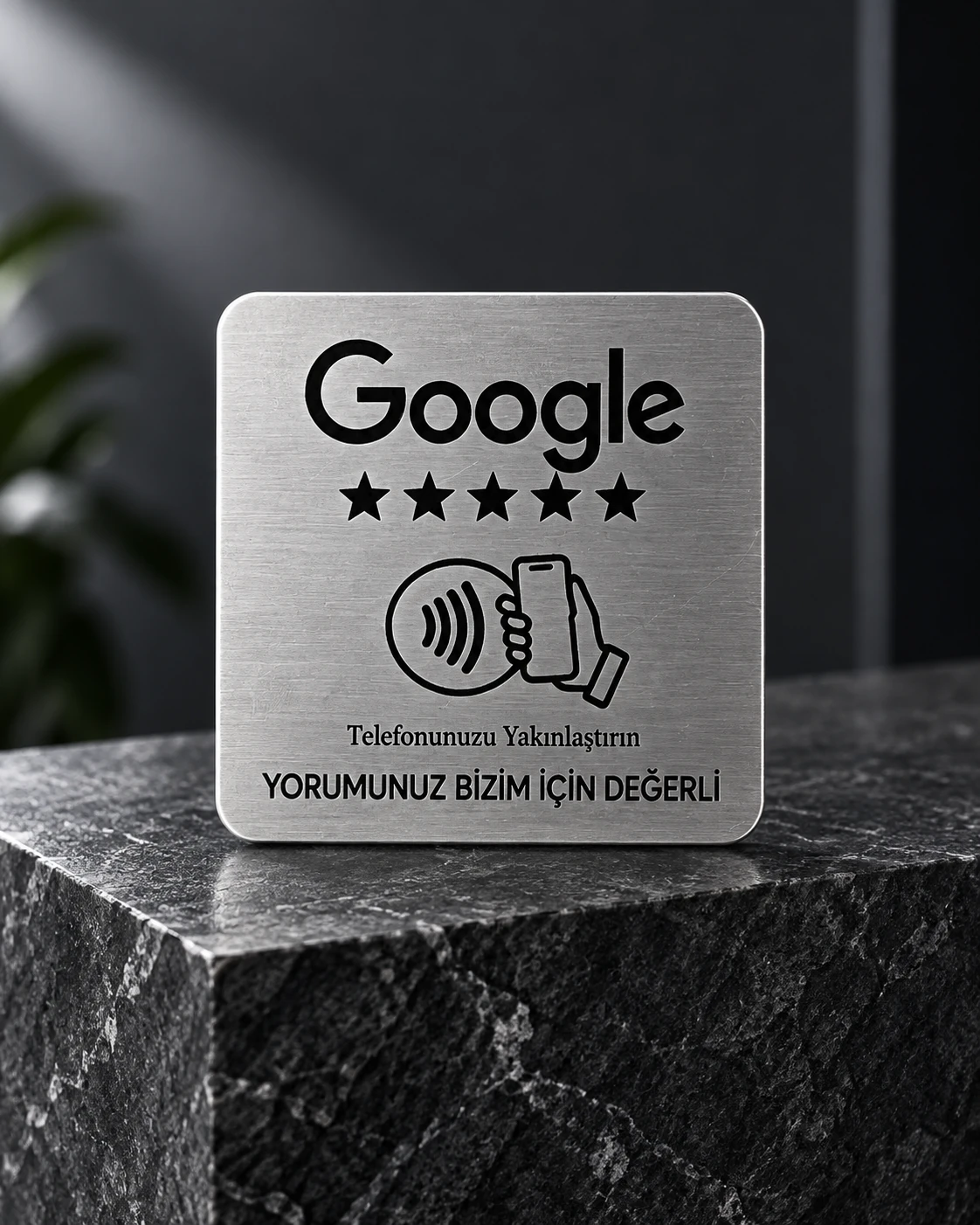 Gümüş görünümlü Google yorum plakası