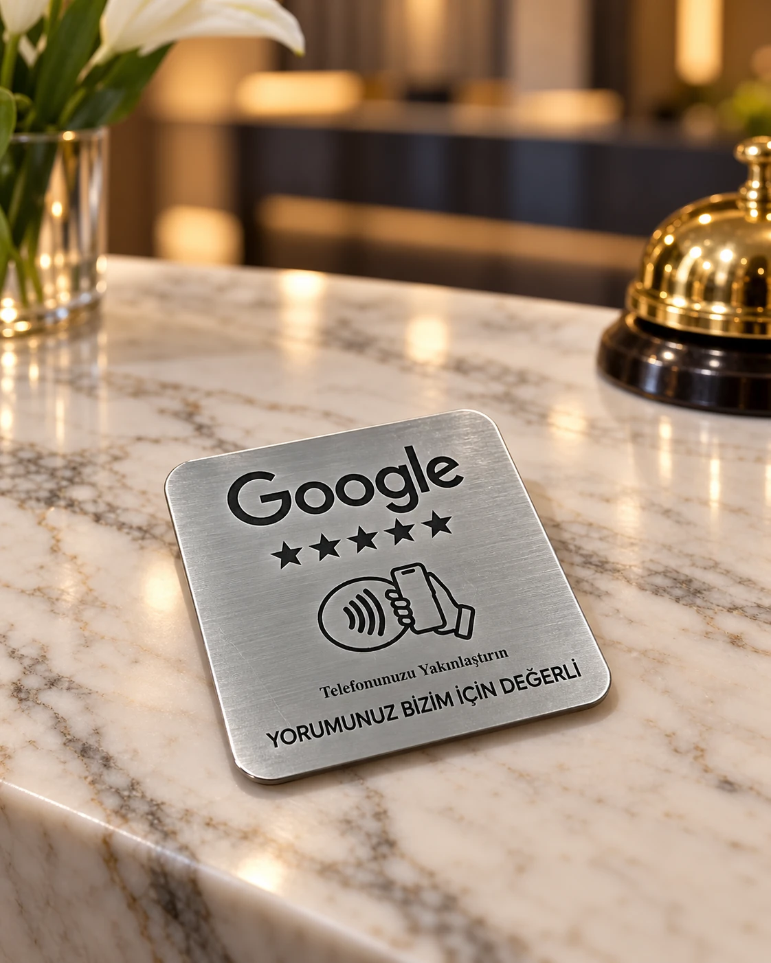 Resepsiyon tezgâhında Google yorum plakası